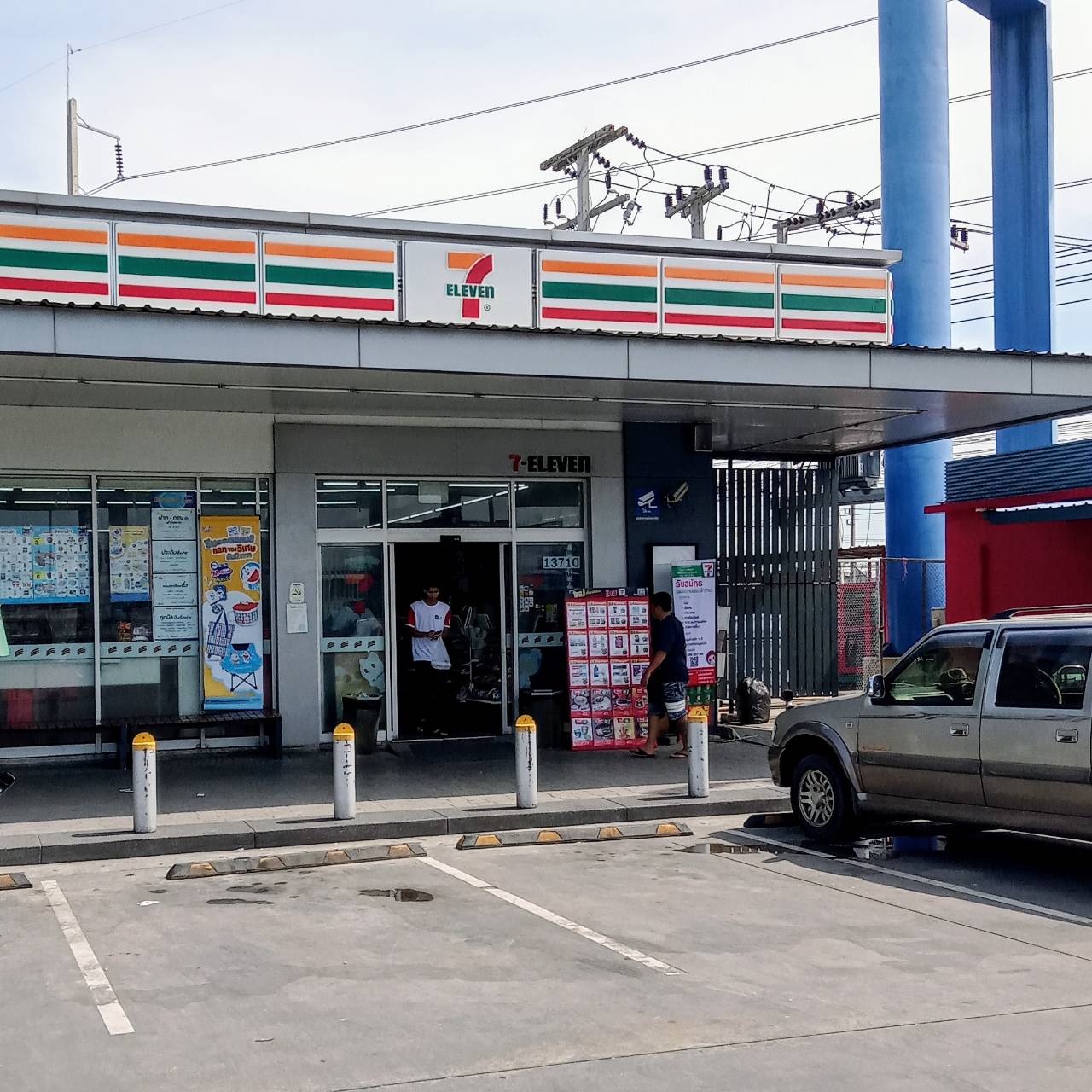 タイのセブンイレブンの前には必ず鉄柱がある。伊藤忠がセブン買収計画