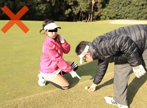 グリーンエッジでボールを拾う