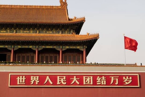 靖国神社の狛犬に貼り紙 「世界人民は団結しよう」「ただしおまえらは含まない」中国語で