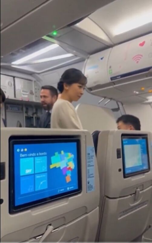 【画像】佳子さま乗客に寝顔を撮られる