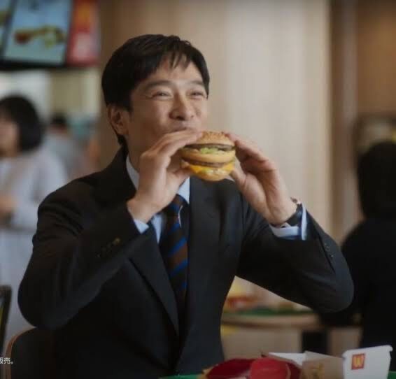 断食中にマックのCMに負けてハンバーガーを食べた女性信者、宗教心を侮辱されたとして損害賠償訴訟へ