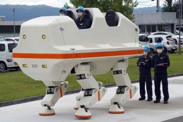 【画像】ハイテク先進国日本、世界初の人を乗せられる4足歩行ロボットを開発！！！