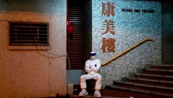 香港のアパート 同じ列の住民が次々新型コロナに感染 排気管を介しての感染者か？ 住民が緊急避難