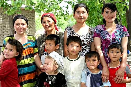 動物園でクマの囲いの中に娘を投げ込んだ母親、3年後に同じ娘を刺殺