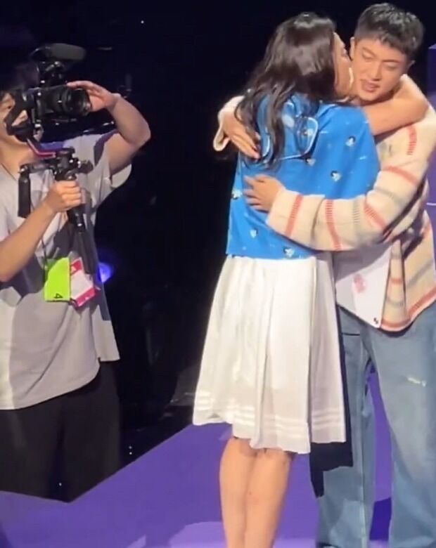 【悲報】BTSの日本人女性ファン、BTSメンバーに無理やりキスをして炎上・・・DJ SODA再来。