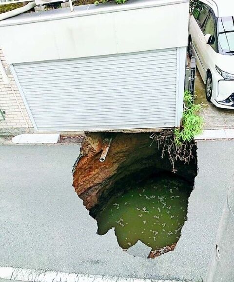 台風4号が中国を通過した事により海底トンネル天井から水が😲