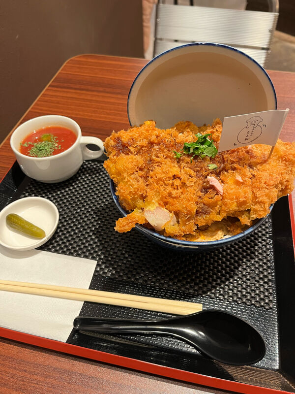 【画像】店「ほい、カツ丼600gお待たせしました」 俺「こんなん余裕だろなぁｗ」