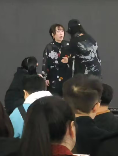 【動画】上海のバンダイナムコフェス、突然公演強制終了。日本人歌手は終了告げられ強制退場