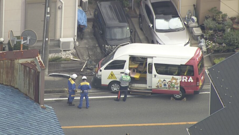 【グロ注意】幼稚園の送迎バスが民家に突っ込んだ事故、流血がエグい流血…