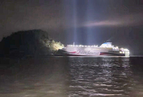 韓国、267人乗り旅客船が座礁・・・・というか陸に乗り上げ