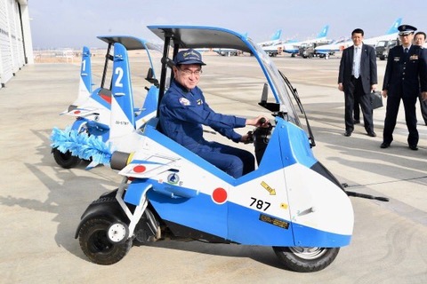 【ブルーインパルス】ラサール石井「戦闘機をカッコいいと思う気持ちを誰かに利用されないことだ」
