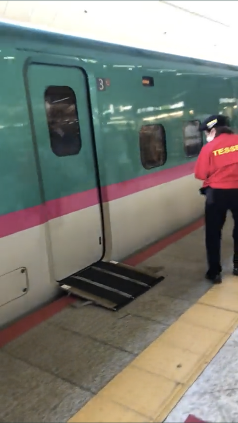 車椅子スロープを付けたまま発車した新幹線。ホームにいた女性係員がナイス反射神経で蹴り外す