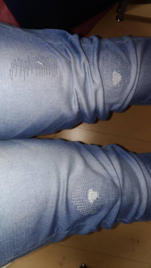 【画像】ダメージジーンズ買ったら修理されててワロタ