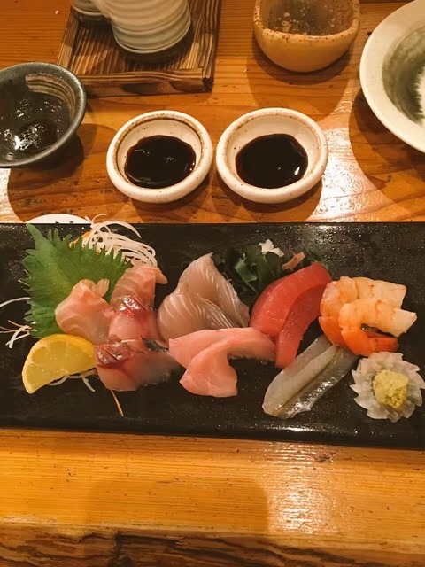 ワイ「刺し身の盛り合わせ、ホッケの塩焼き、トマトスライス」居酒屋「畏まり〜」