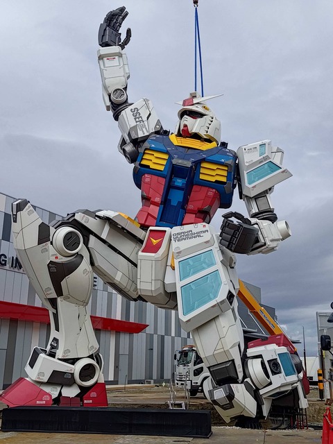 【悲報】完成した大阪万博の等身大ガンダム、絶妙なダサさと話題に