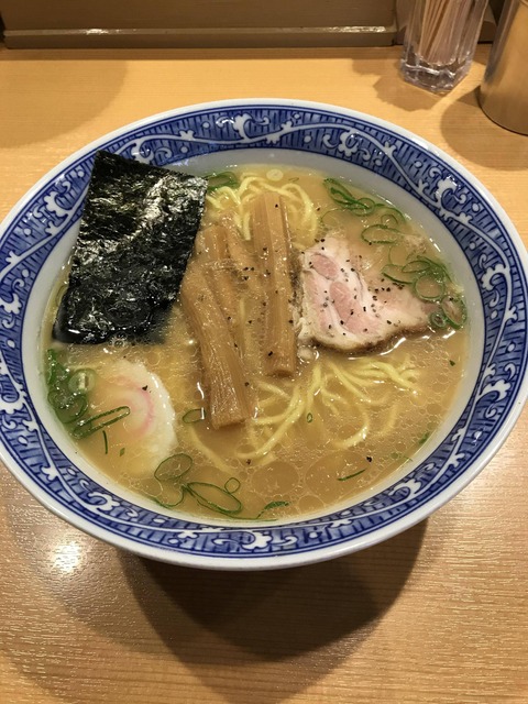ラーメン屋「チャーシュー麺おまち」 俺「あの醤油ラーメン頼んだんですが」 ラーメン屋「金取んないからそれ食っていいよ」
