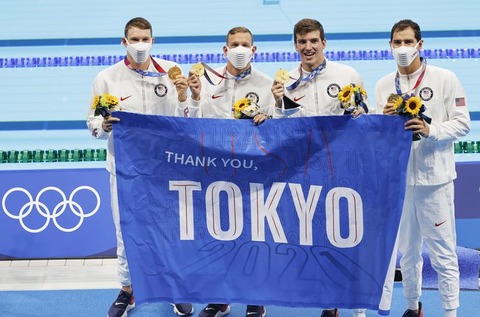 競泳米国チーム「五輪開催してくれてありがとう」 感謝のフラッグ掲げ場内練り歩く