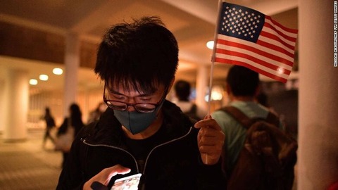 トランプ「香港人権法」署名で香港市民歓喜、星条旗を掲げる