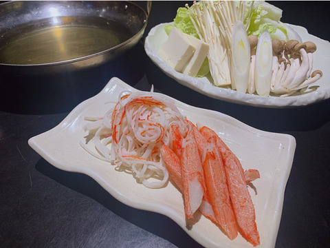 【悲報】日本の飲食店、蟹が高騰しすぎてカニカマ食べ放題を始めてしまう…😭