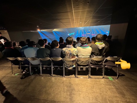 【炎上】日向坂46のコンサート、発券ミスで客200人がパイプ椅子クソ席に→客ブチギレ→返金へ