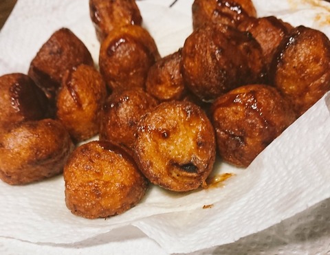 【画像】鯛焼きは「魚」の形してるデス…。大判焼きは「大判」の形デス…。じゃあタコ焼きはどんな形してるデース…?