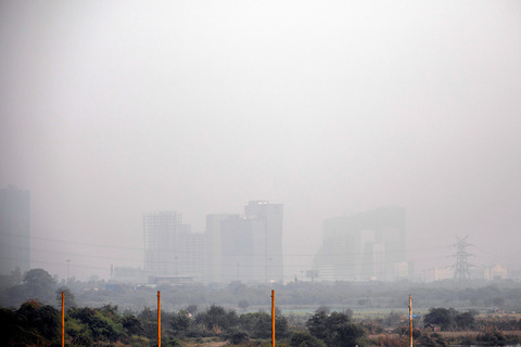 インド(ニューデリー)の大気汚染がヤバイ・・・1日息をするだけで20本のたばこを吸うのに等しい