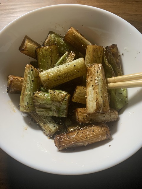 【画像】ただ焼いただけのネギ、食う