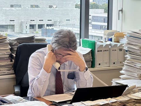【画像】 立民・杉尾議員、大量の資料と書類に囲まれ、PCを開き電話を片手に頭を抱えるﾓｰﾚﾂぶりを公開
