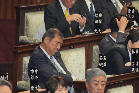 石破総理「3時間しか寝てない!!(キリッ」→国会でスヤリーヌ♪