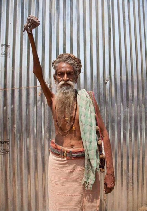 【画像】「50年右腕上げた状態で過ごしてきた」と主張するインドの修行者現る