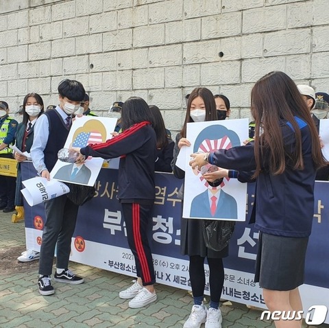 【韓国】日本人と米国人に原発汚染水を飲ませるパフォーマンスをする釜山の高校生