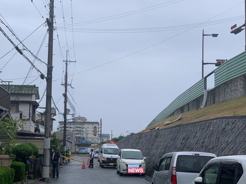 空き家の二階に車がダイブ