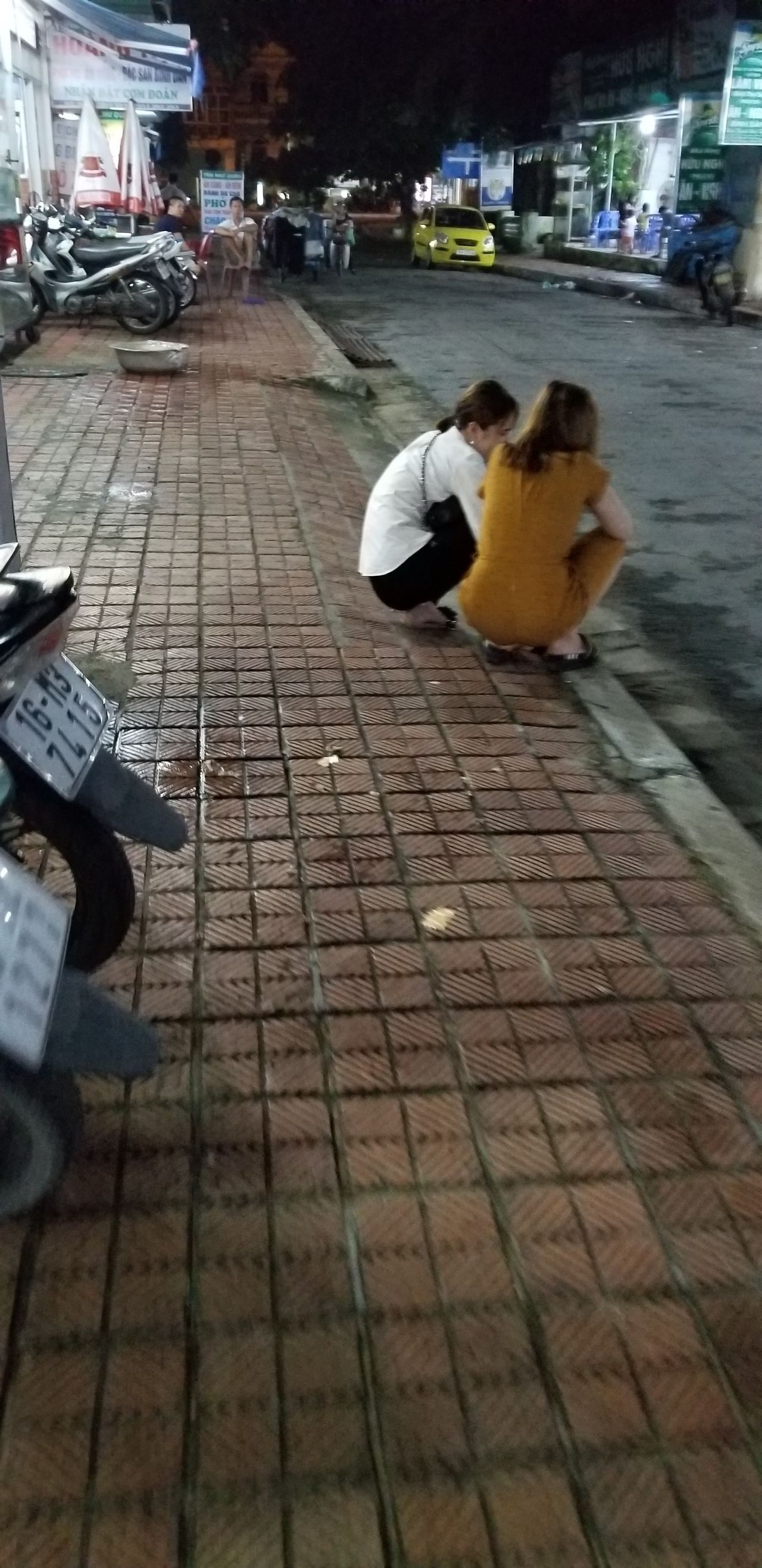 18年8月お盆休み ハノイ ドーソン クァットラム ７ パンチラサービス 海鮮炒飯 ビア ハノイ 333 カワハギ 親切なベトナム人 家族連れと会食 バイタク ドーソンバス フェティシズム Fetishism By Japanese Tomcat Amour Sucre