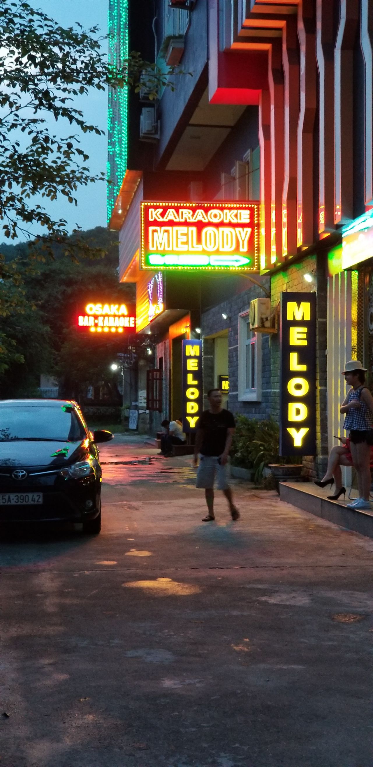 18年8月お盆休み ハノイ ドーソン クァットラム ７ パンチラサービス 海鮮炒飯 ビア ハノイ 333 カワハギ 親切なベトナム人 家族連れと会食 バイタク ドーソンバス フェティシズム Fetishism By Japanese Tomcat Amour Sucre