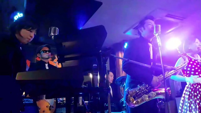 井上さんからの客映り込みカット - frame at 1m2s