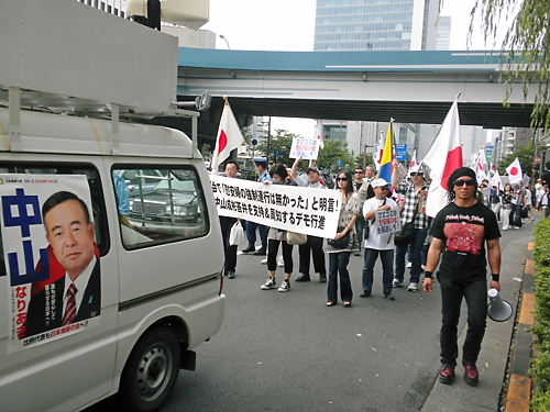 DSCN0644中山成彬議員の国会答弁を周知するデモ20130609