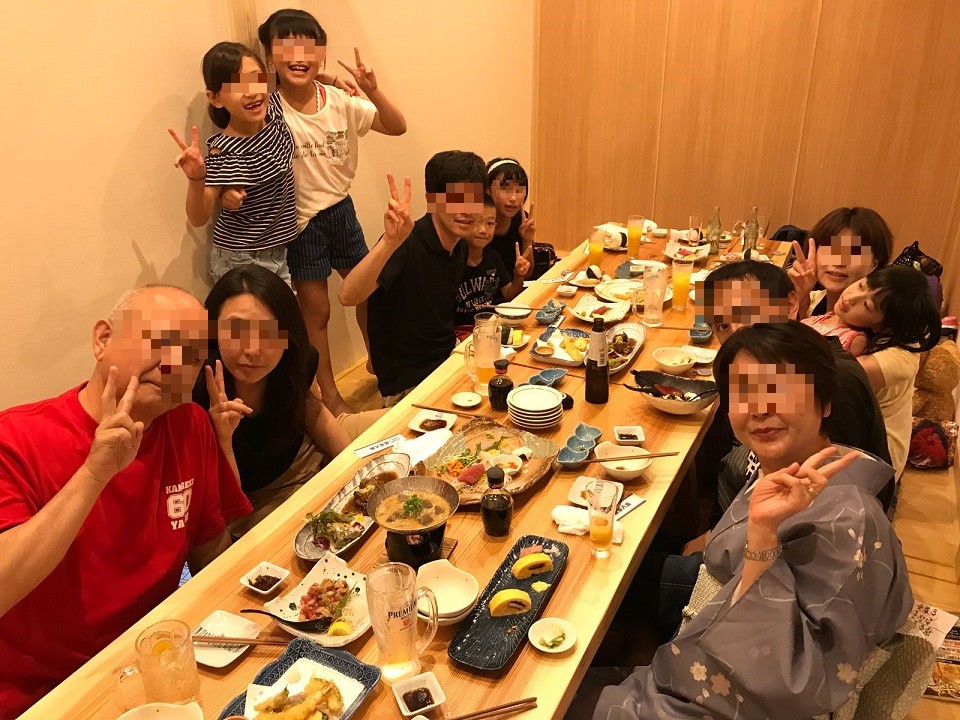 還暦祝いの食事会 人生の扉を開いて 60代も素敵だよ 還暦祝いの食事会 人生の扉を開いて 60代も素敵だよ