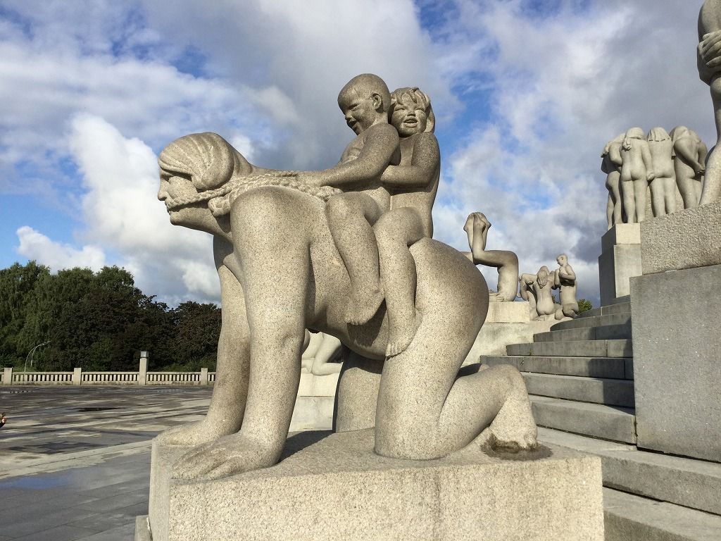 その9）早朝のオスロ、ヴィーゲラン彫刻公園 : ロープを知る