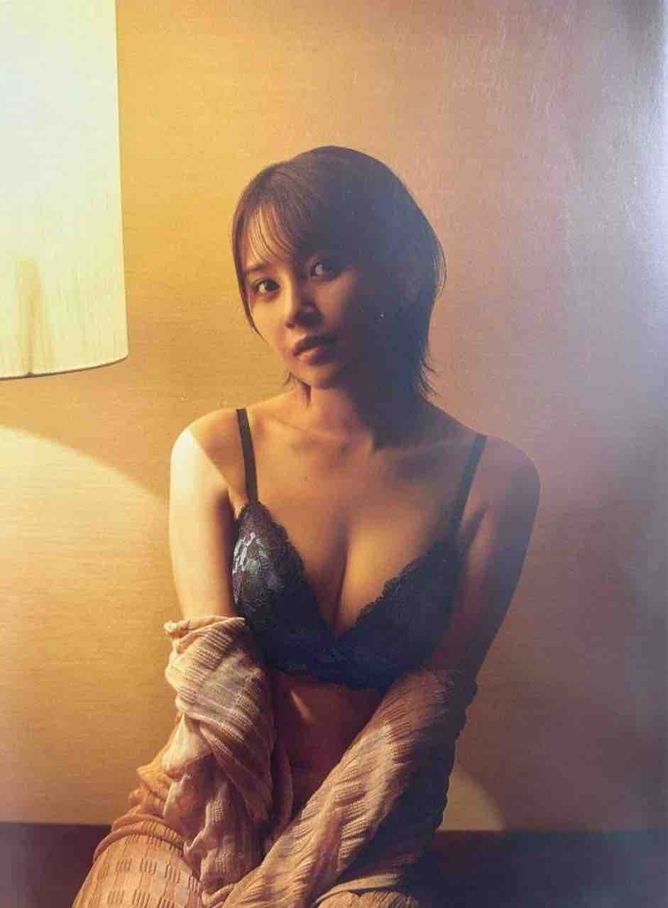 鬼頭明里 エロ 鬼頭明里写真集 谷間・水着横乳画像まとめ my pace、アニバーサリーフォトブック あかりのまま : 別荘の書斎
