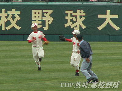 大ファインプレーをして笑顔の智弁和歌山・田甫(左)(2008.3.30)