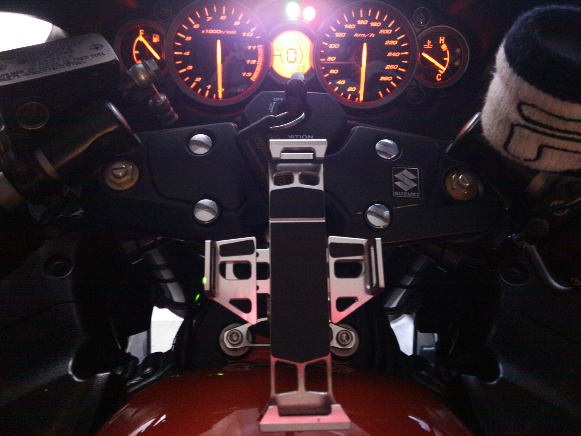 08以降の隼専用 スマホマウント Thunder Hiroの部屋