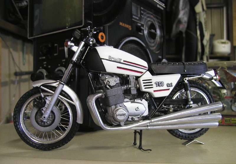 恐らく 市販モデルとして世界初の6気筒バイク : 沙龍子猫/御簾円彌郷