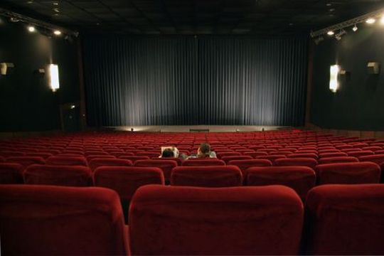 映画館へ行かない若者
