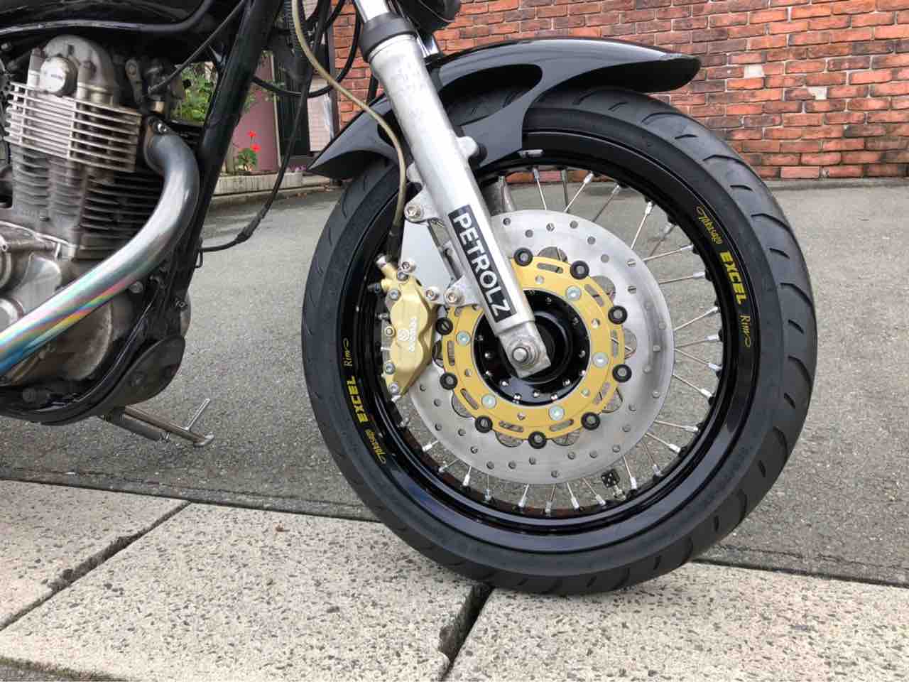 SR400足廻りカスタム : ヨーロピアンシングル＆ツイン『TICKLE』