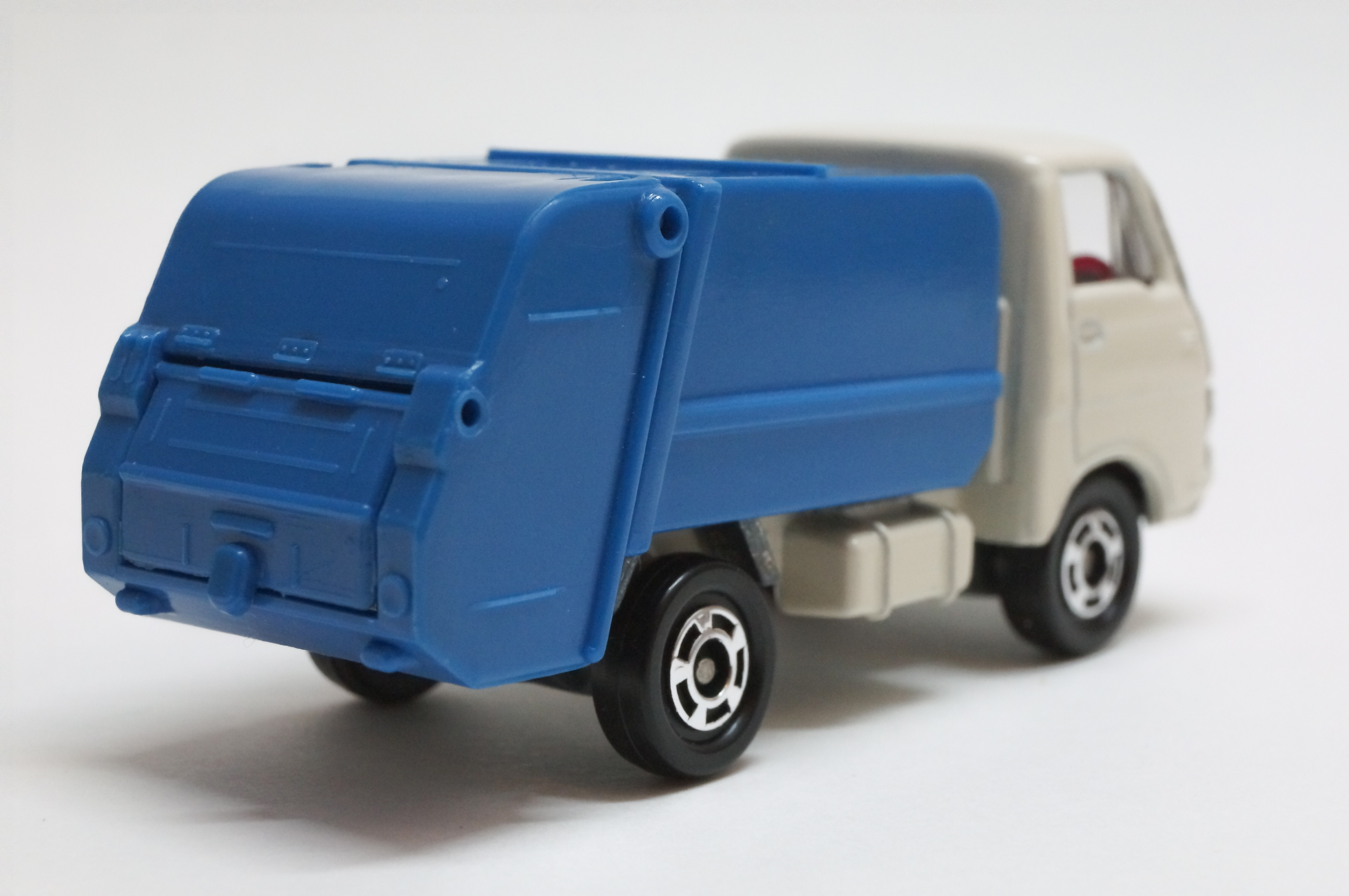 No.36 いすゞ エルフ 清掃車 : トミカ探求日記 No.36 いすゞ エルフ 清掃車 : トミカ探求日記