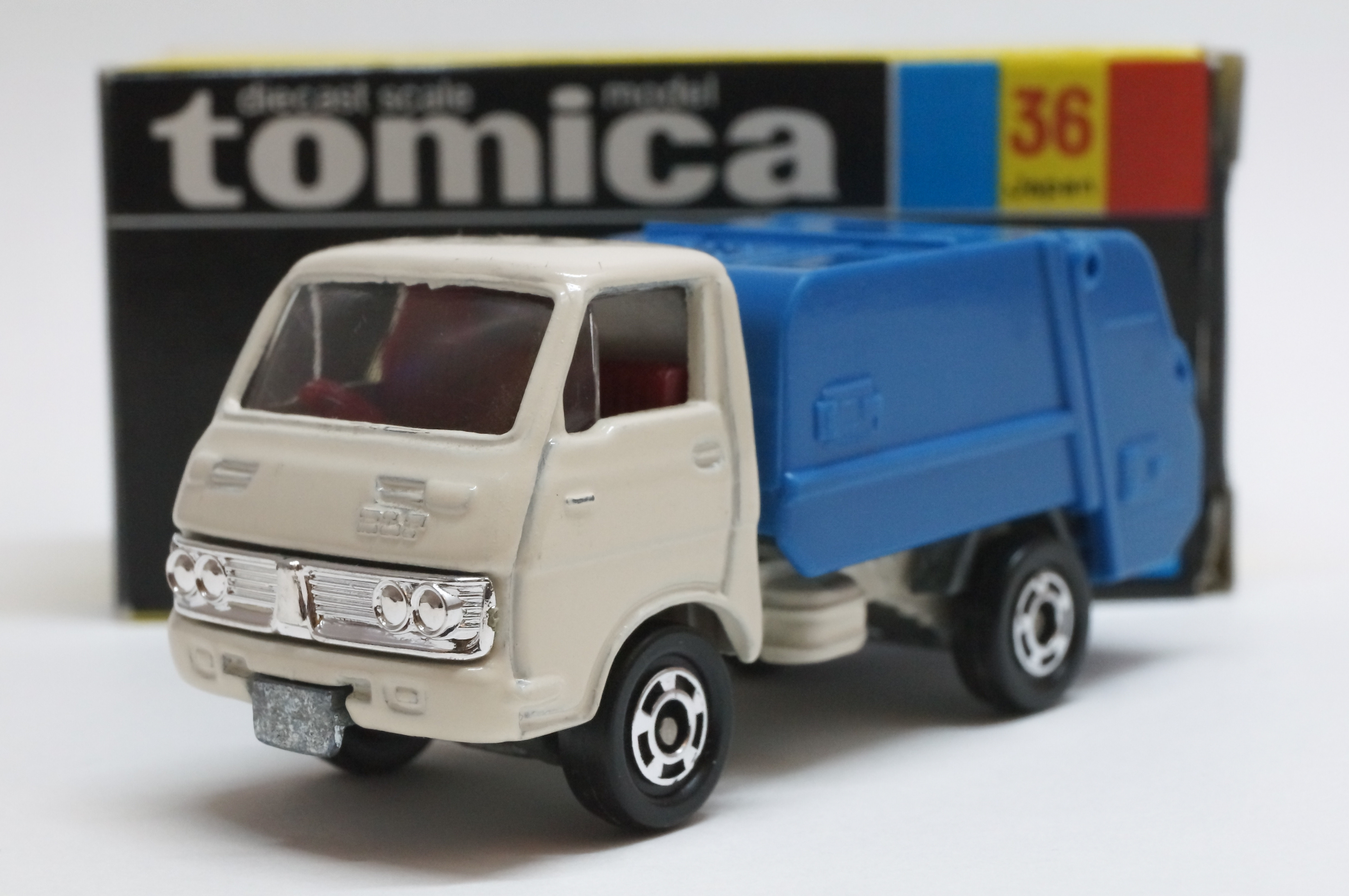 No.36 いすゞ エルフ 清掃車 : トミカ探求日記