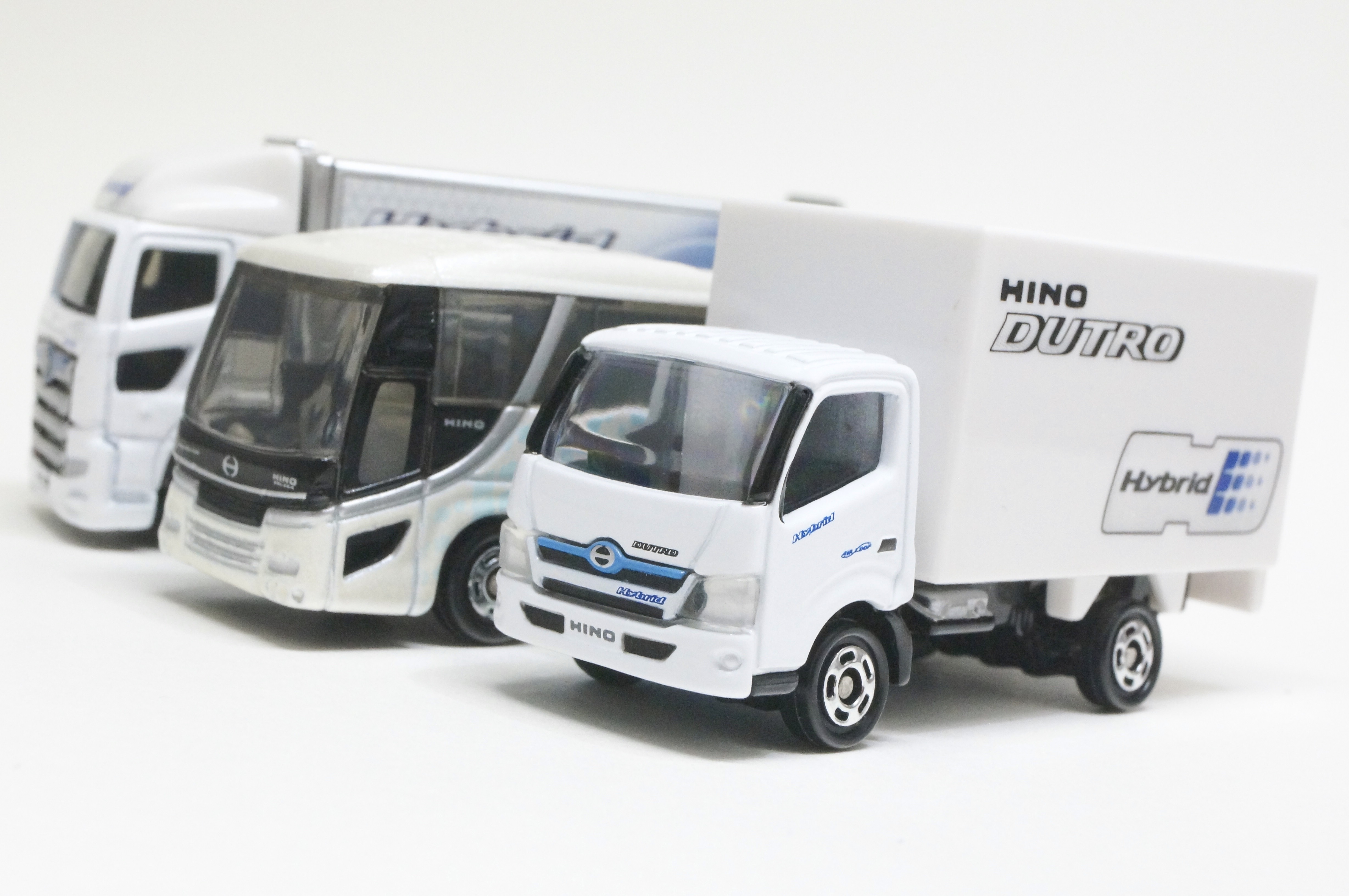トミカ 日野 デュトロ ハイブリッド ホワイト : トミカ探求日記