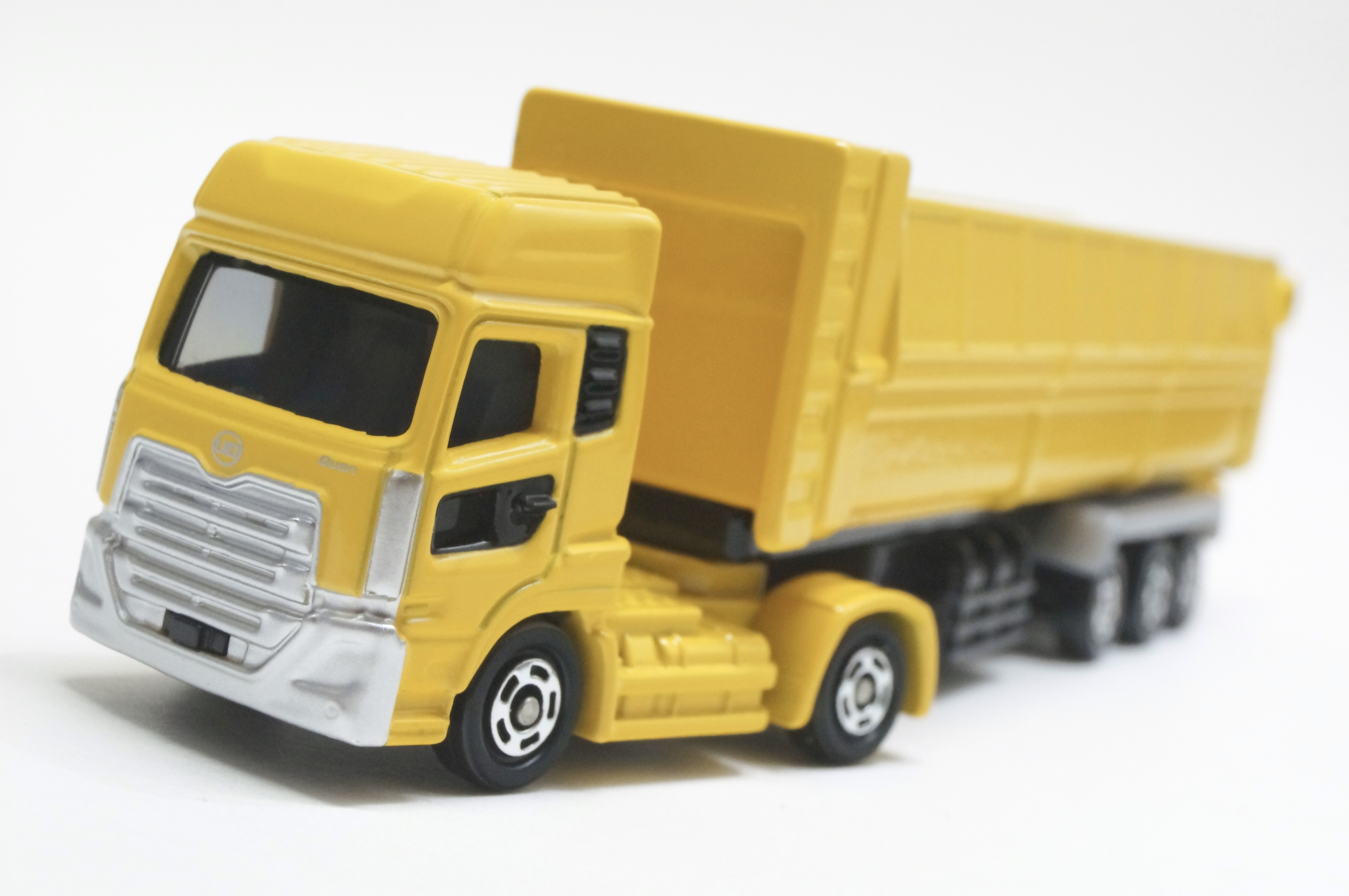 No.147 UDトラックス クオン トレーラーダンプ : トミカ探求日記