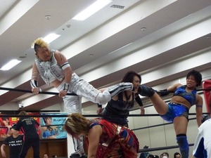 尾崎魔弓&桜花由美&雪妃魔矢 vs 加藤園子&AKINO&花月 (21)