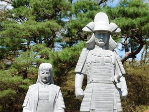 真田信之と小松姫の石像 (2)